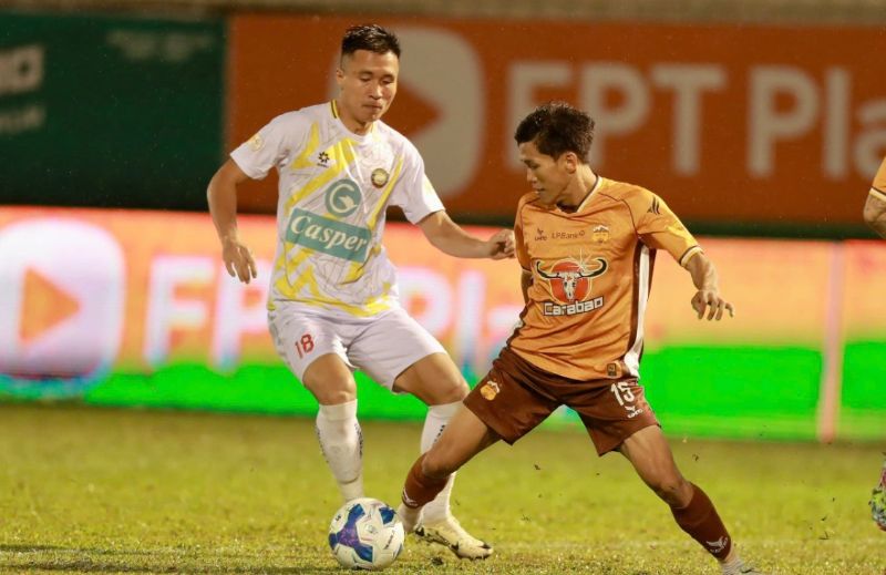 Thanh Hoa Club (white) leads V.League 2024-2025 after round 5. Photo: VPF