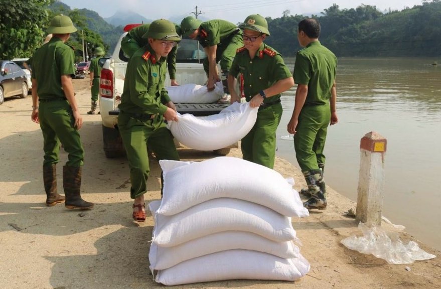 Hàng chục tấn lương thực được vận chuyển đến người dân vùng chịu thiệt hại bão lũ. Ảnh: Công Luận.