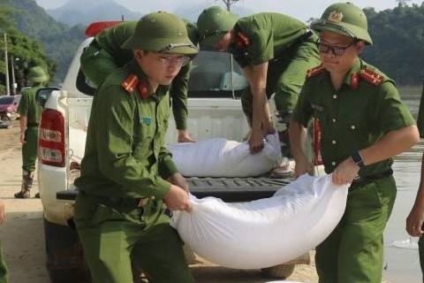 More than 260 tons of goods have been transported to districts and cities affected by storms and floods in Bac Kan province. Photo: Cong Luan.