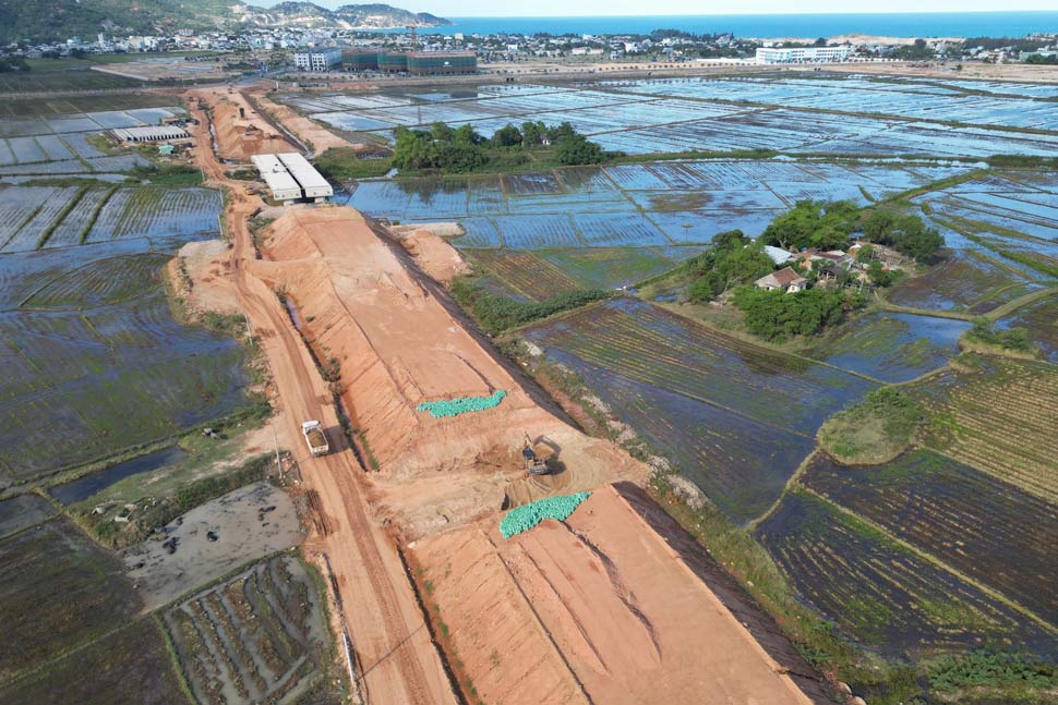 Clearing the flood drainage position at the Binh Dinh Province Coastal Road Project, Cat Tien - Diem Van section. Photo: Hoai Luan