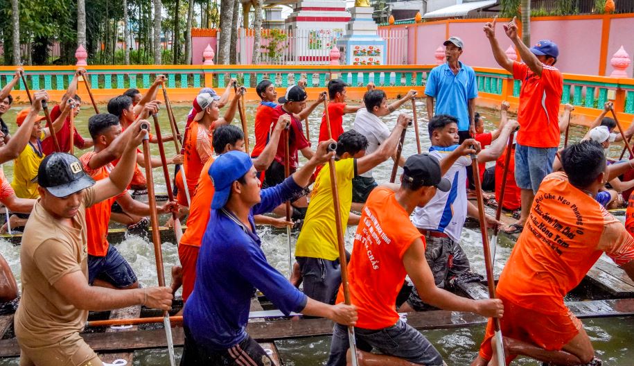 Thong thuong cac doi ghe se tap luyen tren gian voi nhung dong tac, ky thuat boi nham nang cao the luc chuyen mon trong thi dau. Sau do se xuong ghe tap de quen nhip do, toc do.