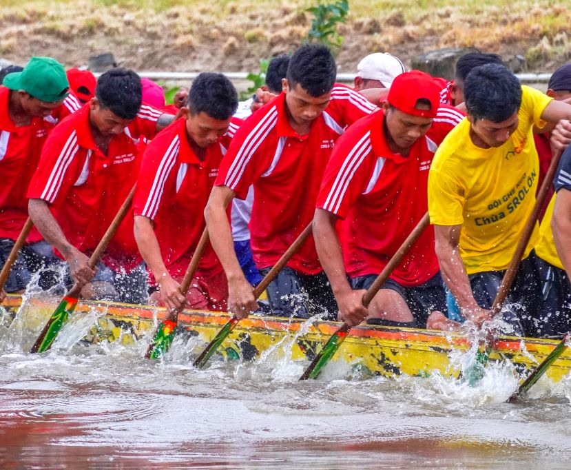 “Nam 2023 doi ghe chua chung toi dat giai 3 - day la thanh tich rat lon sau hang chuc nam tham gia thi dau. Nam nay giai dua ghe quy mo khu vuc DBSCL chung toi quyet tam giu vung thanh tich va no luc de dat thu hang cao hon nua“, anh Thach Ngan mot van dong vien doi ghe chua Sro Lon cho hay.