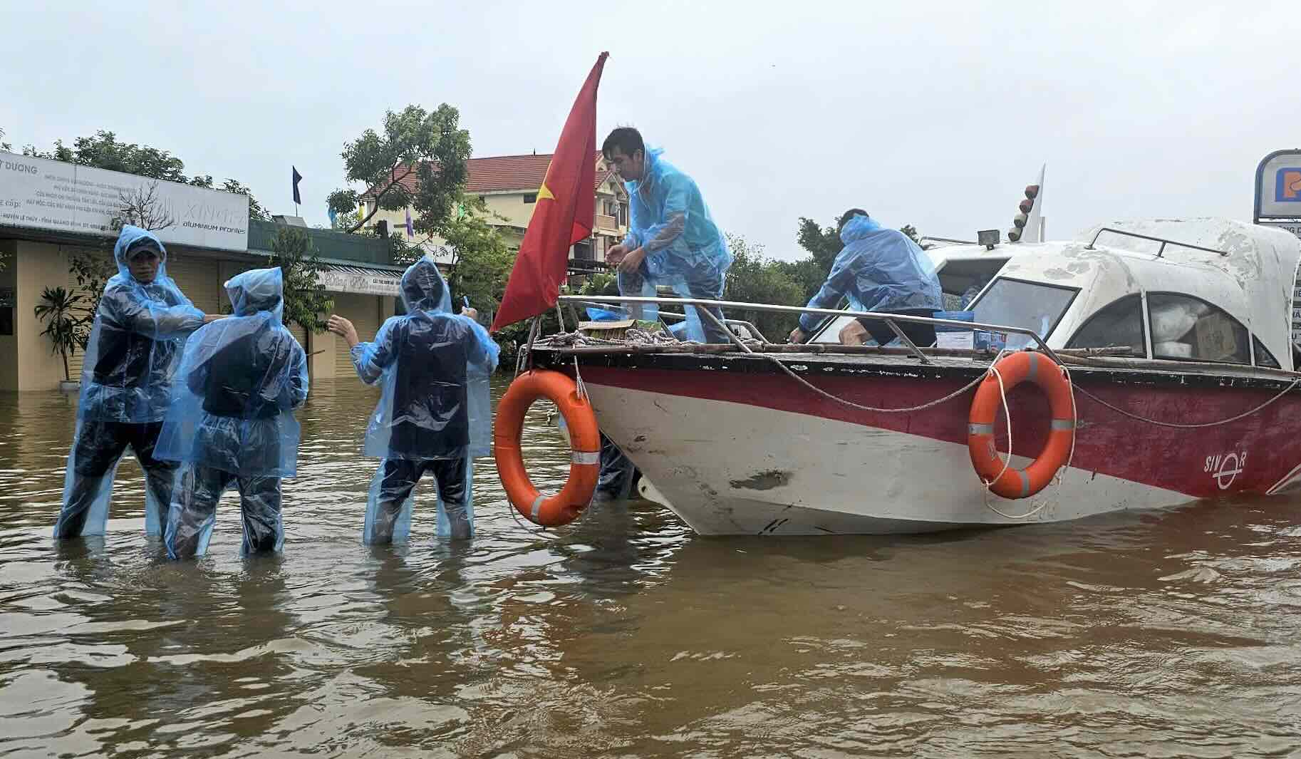 Chinh quyen huyen Le Thuy dung thuyen cua ngu dan van chuyen hang hoa vao “ron lu“. Anh: T. Nguyen