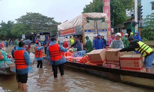 Hàng cứu trợ được vận chuyển đến người dân vùng rốn lũ. Ảnh: T. Nguyễn