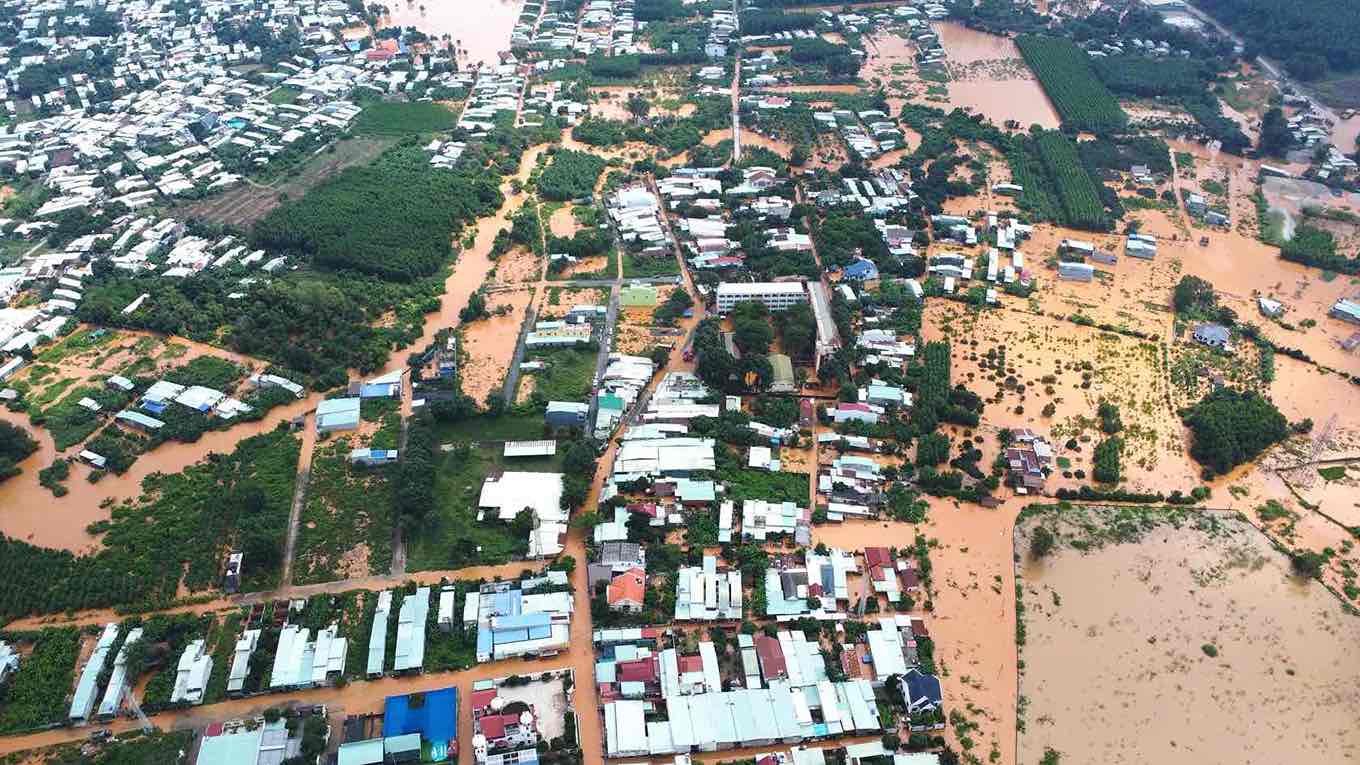 Rising floodwaters on the Buong River have flooded hundreds of households in Dong Nai, forcing students to stay home from school. Photo: HAC