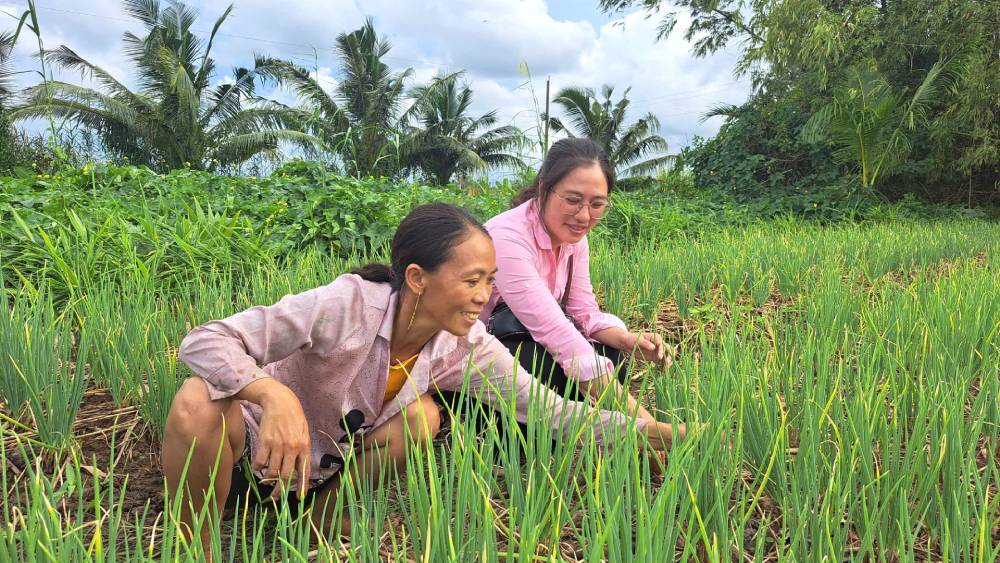 Since joining the Kenh Lang Dong Hamlet Women's Association, Ms. Nguyen Thi Truc Linh (left) has boldly started her own business and stabilized her life. Photo: Xuan Nhi