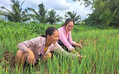 Since joining the Kenh Lang Dong Hamlet Women's Association, Ms. Nguyen Thi Truc Linh (left) has boldly started her own business and stabilized her life. Photo: Xuan Nhi