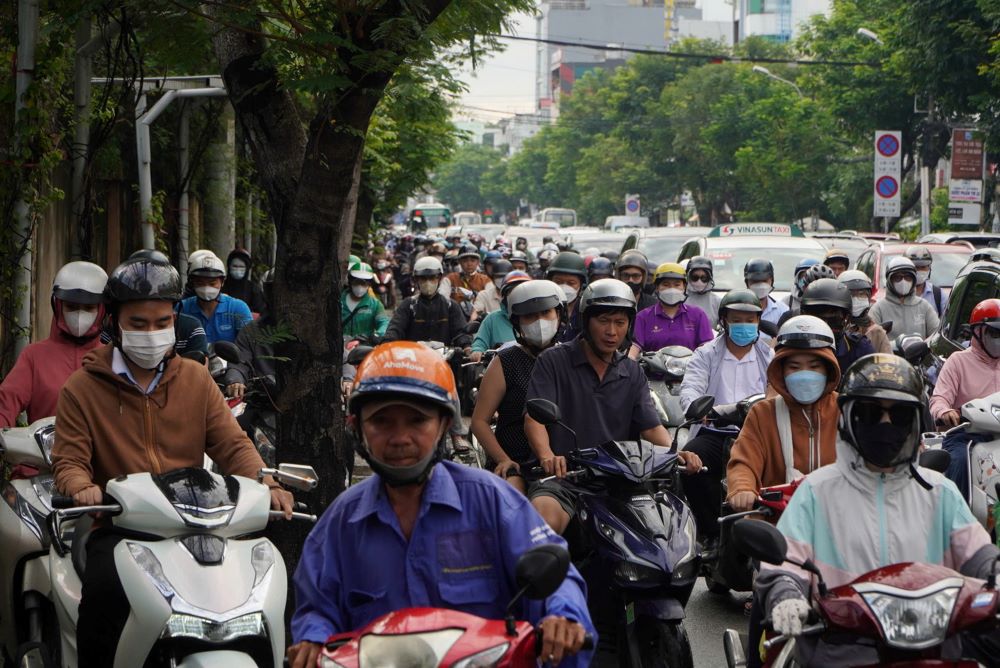 Nguyen Tat Thanh Street is currently the most seriously congested street in Ho Chi Minh City. Photo: Nguyen Chan