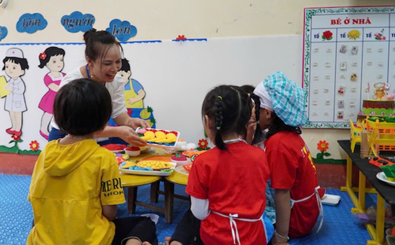 The draft Law on Teachers has many new provisions on the retirement age of teachers. Photo: Van Trang