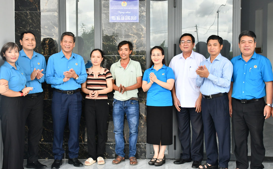 Vice President of Vietnam General Confederation of Labor, leaders of Binh Dinh and Hai Phong Labor Federations shared joy in front of the Trade Union Shelter house of Ms. Nguyen Thi Thuy Nga and her husband. Photo: Xuan Nhan.