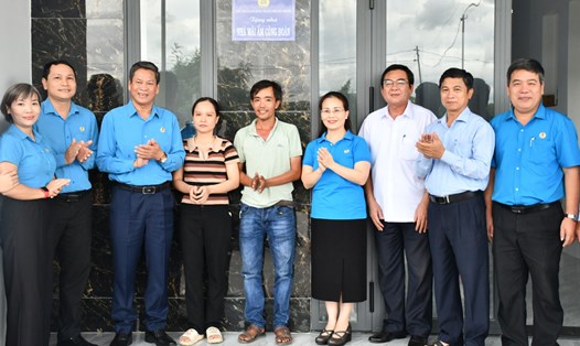 Phó Chủ tịch Tổng LĐLĐ Việt Nam, lãnh đạo LĐLĐ Bình Định, Hải Phòng chia vui trước ngôi nhà Mái ấm Công đoàn của vợ chồng chị Nguyễn Thị Thúy Nga. Ảnh: Xuân Nhàn.