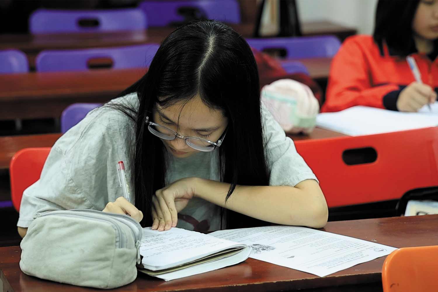 Hanoi students anxiously wait for the third subject of the 10th grade exam