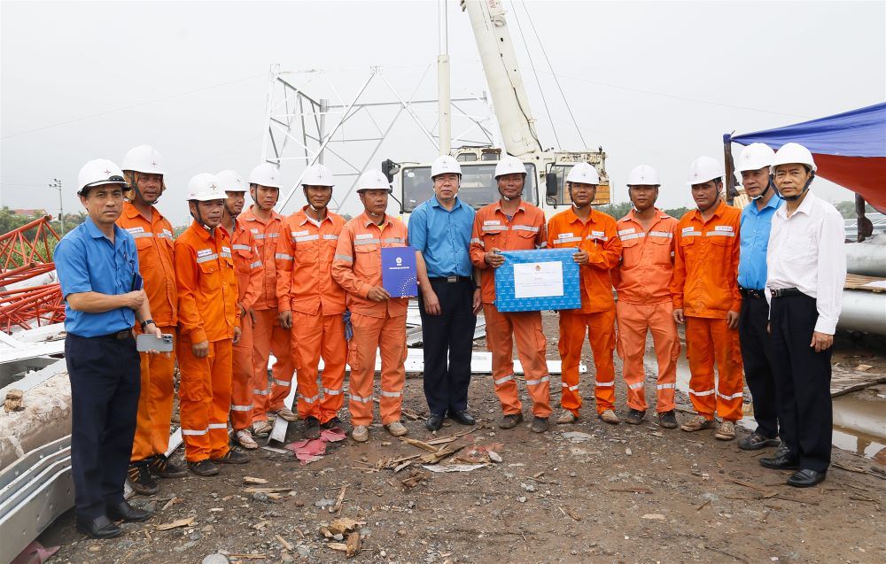 Mr. Do Duc Hung - Chairman of Vietnam Electricity Trade Union presented gifts to union members and workers. Photo: Dac Cuong