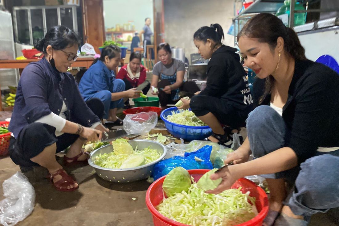 Nguoi dan o huyen Vinh Linh nau com de gui vao cho vung lu. Anh: H.Nguyen.