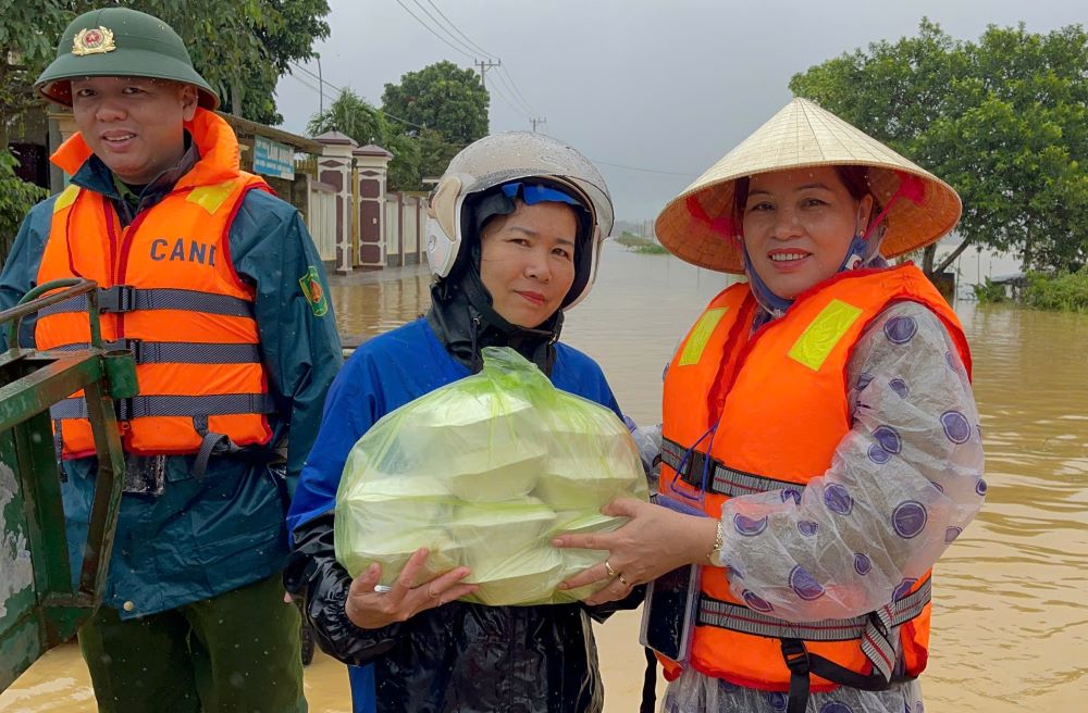 Com nong duoc dua vao tang cho ba con vung lu o xa Vinh Son. Anh: Hung Tho.