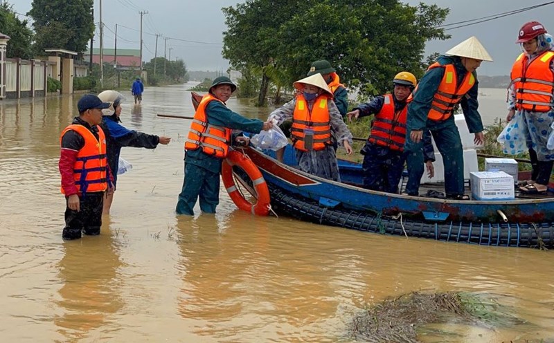 Fishermen's boats in Vinh Thai commune transport food to flooded areas in Vinh Long commune. Photo: Hung Tho.