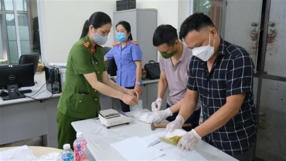 The Drug Crime Investigation Police Department, Cao Bang Provincial Police, coordinated with functional forces to weigh the seized drugs. Photo: Ministry of Public Security