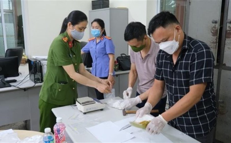 The Drug Crime Investigation Police Department, Cao Bang Provincial Police, coordinated with functional forces to weigh the seized drugs. Photo: Ministry of Public Security