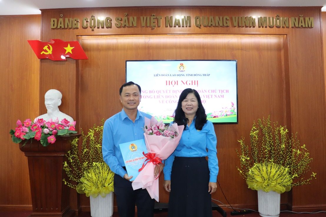 Ms. Huynh Thi Tuyet Vui - President of Dong Thap Provincial Labor Federation - presented the decision and flowers to congratulate Mr. Nguyen Thanh Tuan. Photo: Luu Hung