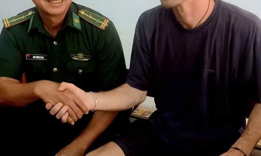 Đà Nẵng trao trả lại tài sản cho du khách người Bỉ. Ảnh: Doãn Quang