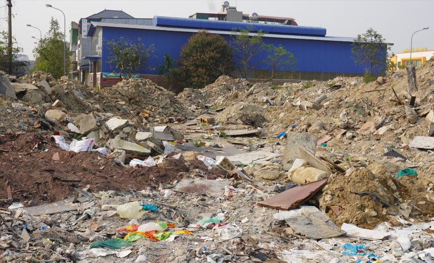 Next to the Tay Bac Ga Industrial Park, the planning area has become a landfill, a place for illegal dumping of waste. Photo: Quach Du