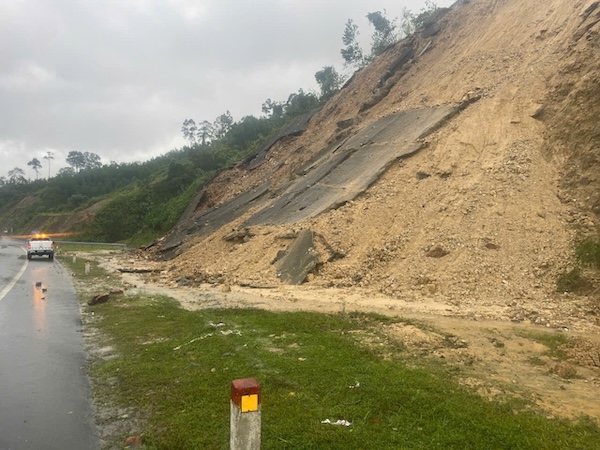 Landslide on Ho Chi Minh road through Da Nang city due to storm Tra Mi. Photo: V.N