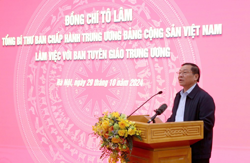 Ong Lai Xuan Mon - Uy vien Trung uong Dang, Pho Truong Ban Thuong truc Ban Tuyen giao Trung uong phat bieu tai buoi lam viec. Anh: Pham Cuong.