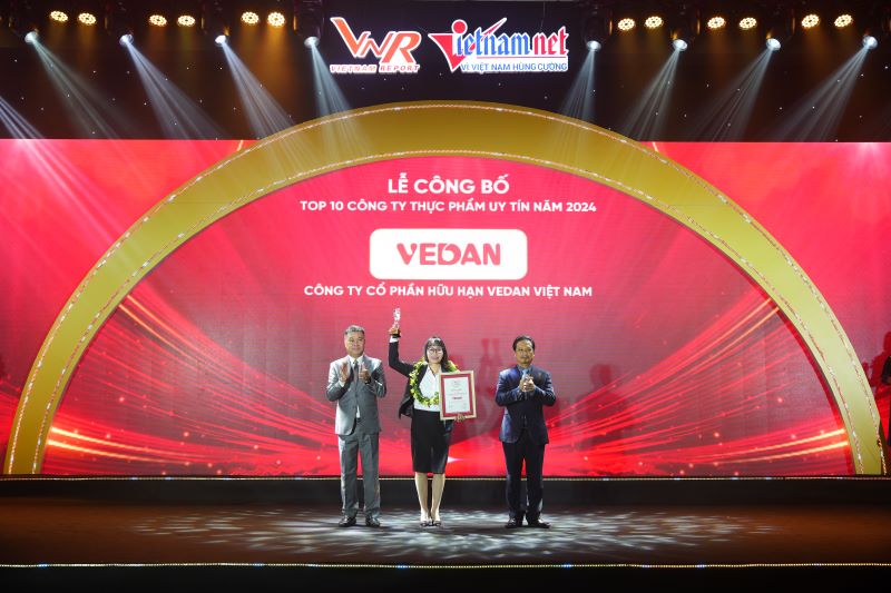 Bà Hà Thị Hòa Bình - Đại diện Vedan Việt Nam nhận chứng nhận Top 10 Công ty thực phẩm uy tín năm 2024. Ảnh: Vedan 