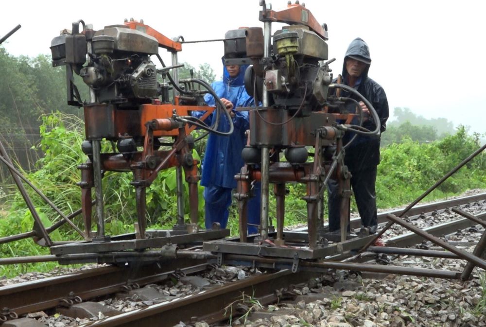 Workers repair damaged railway tracks due to floods. Photo: Nguyen Dong.