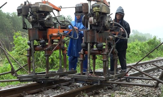 Công nhân khắc phục sự cố đường sắt bị hỏng do mưa lũ. Ảnh: Nguyên Đồng.