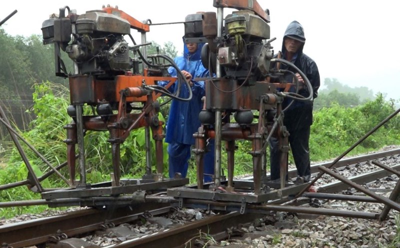 Workers repair damaged railway tracks due to floods. Photo: Nguyen Dong.