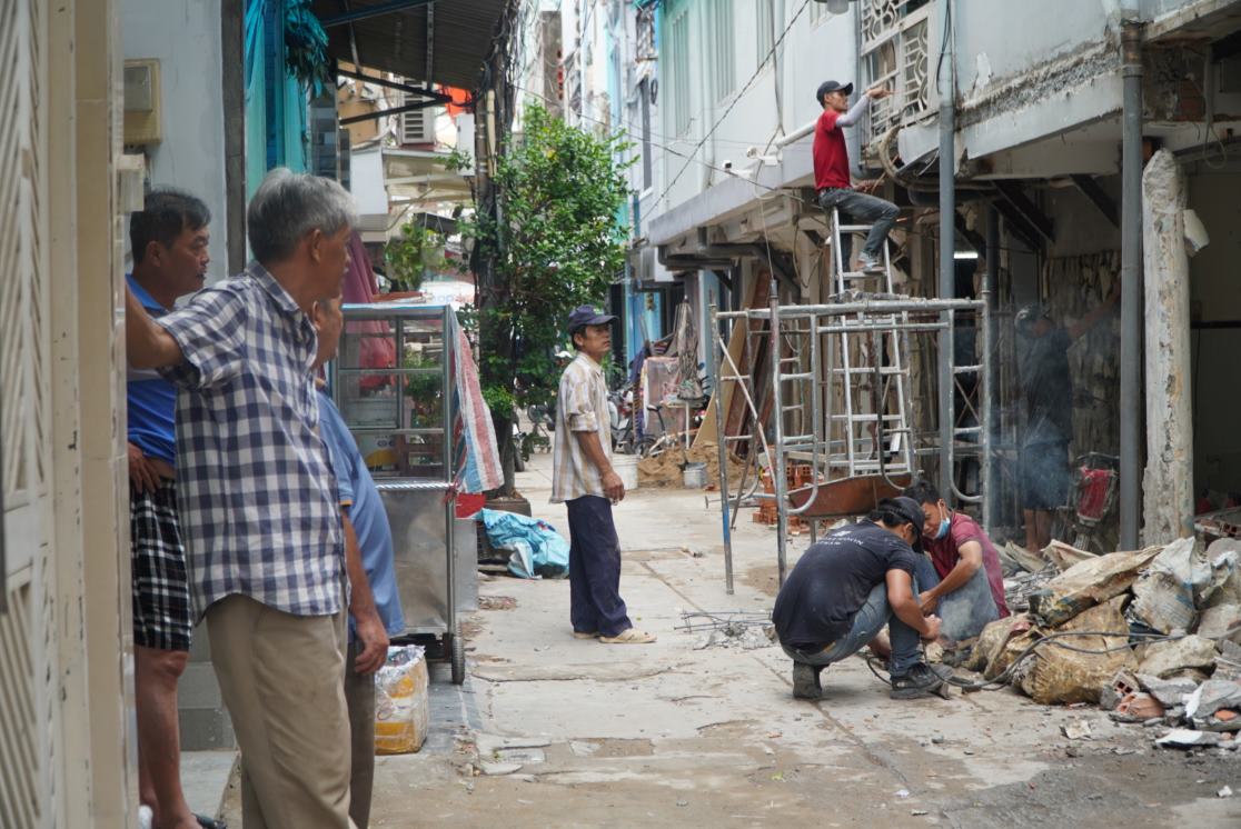 Residents in alley 549 Nguyen Dinh Chieu (District 3) demolished part of their house to make way for the alley expansion. Photo: Chan Phuc