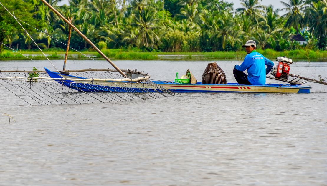 Day con bat ca la hoat dong thuong thay nhat tai cac canh dong ngap nuoc tren dia ban thi xa Nga Nam (tinh Soc Trang). Gian con duoc dat phia truoc mui xuong, nguoi day dung o phia sau hoac dung dong co day xuong lao ve phia truoc, luc do que con cham ca.