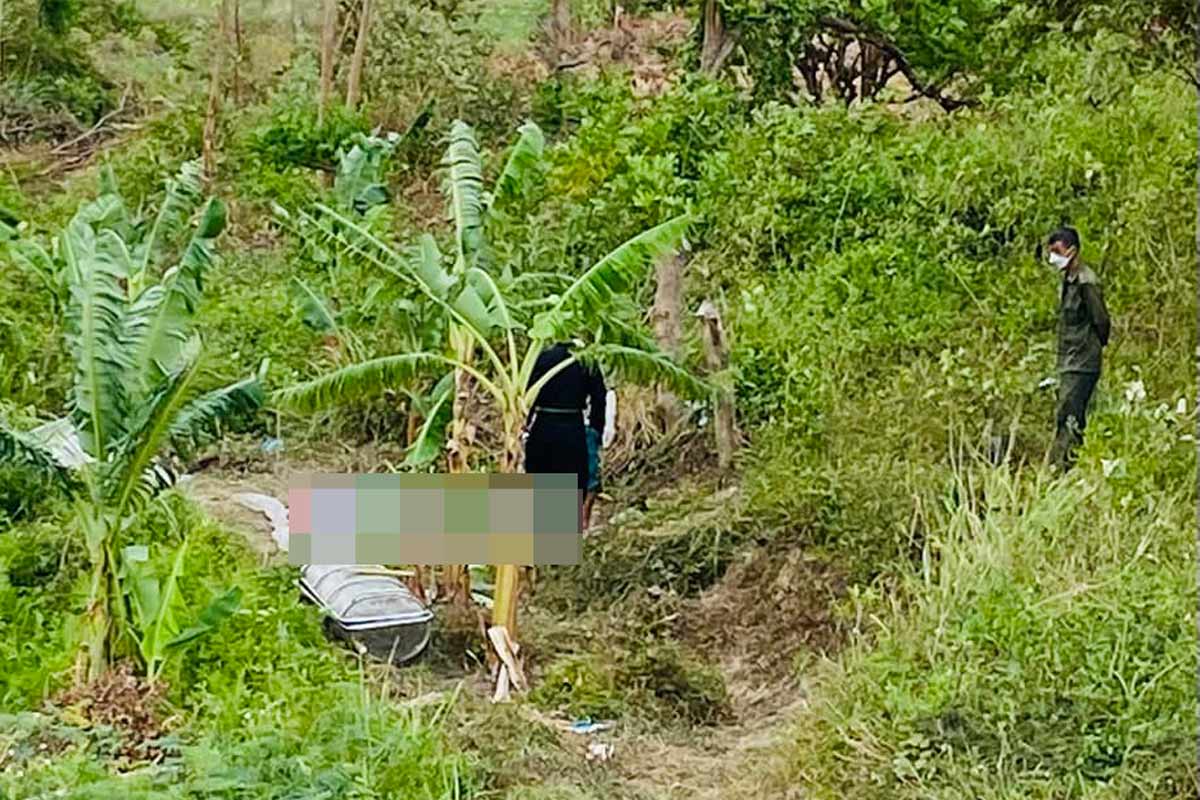 People discovered a body in a ditch in Cat Thanh area, Minh Thanh ward, Quang Yen town, Quang Ninh province. Photo: Provided by people