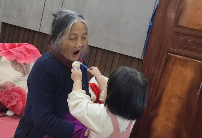 Clause 3, Article 23 of the Law on Social Insurance 2024 (effective from July 1, 2025) stipulates the regime for employees who are not eligible for pension and have not reached the age of receiving social retirement benefits as follows: The lowest monthly benefit level is equal to the monthly social retirement benefit level prescribed in Clause 1, Article 22 of this Law. Photo: Tran Lam