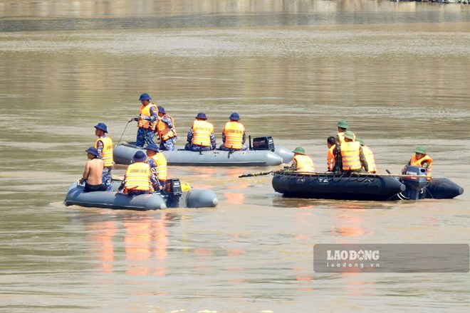 Search for victims of Phong Chau bridge collapse stopped. Photo: To Cong.