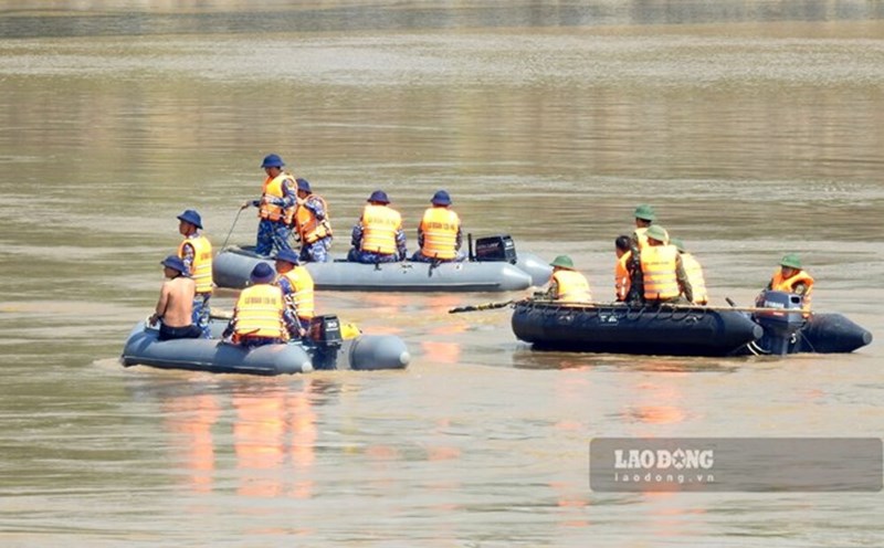 Search for victims of Phong Chau bridge collapse stopped. Photo: To Cong.