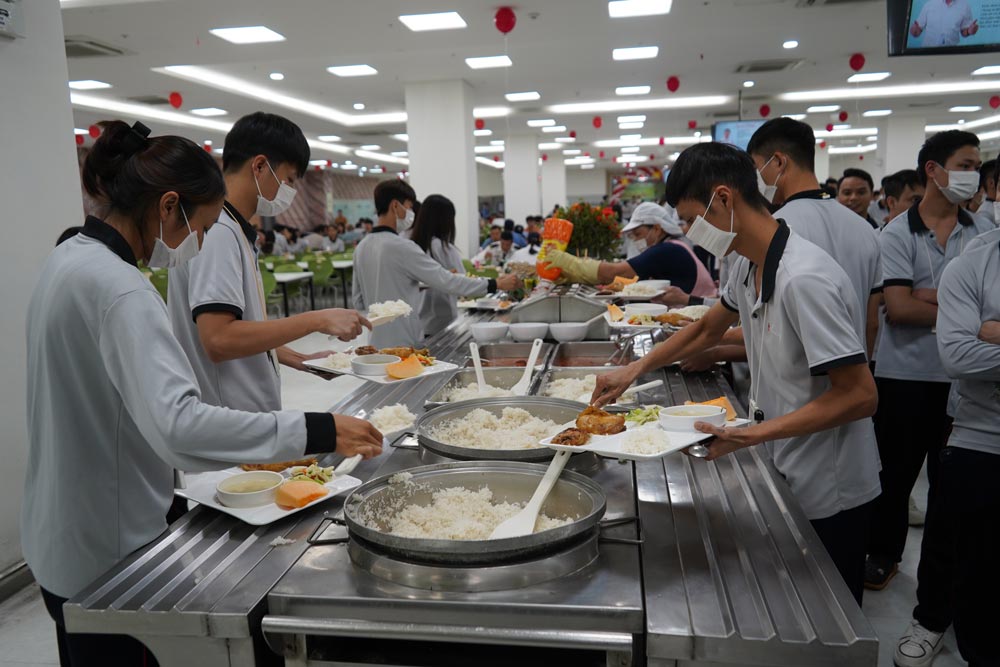 Workers of LG Innotek Co., Ltd. during a shift meal. Photo: Mai Dung