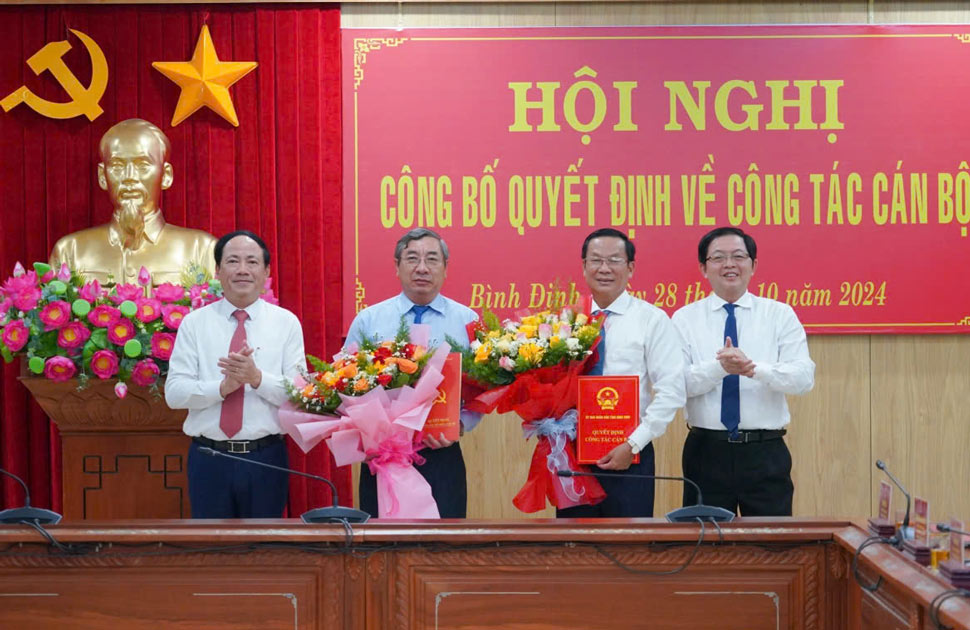 Lanh dao tinh Binh Dinh tang hoa chuc mung cac lanh dao vua duoc bo nhiem. Anh: Binh Dinh