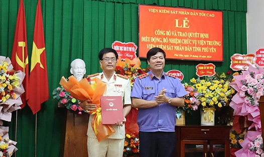 Ông Nguyễn Quang Dũng - Phó Viện trưởng VKSND tối cao - trao Quyết định điều động, bổ nhiệm ông Phạm Trung Thuận giữ chức Viện trưởng VKSND tỉnh Phú Yên. Ảnh: VKSND tỉnh Phú Yên