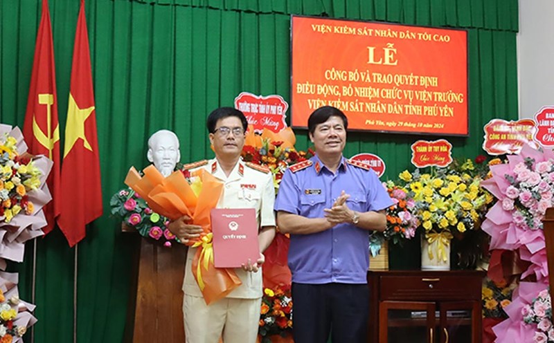 Mr. Nguyen Quang Dung - Deputy Director of Institute of Supreme People's Procuracy - presented the Decision on transfer and appointment of Mr. Pham Trung Thuan to the position of Director of Institute of Phu Yen Provincial People's Procuracy. Photo: Phu Yen Provincial People's Procuracy