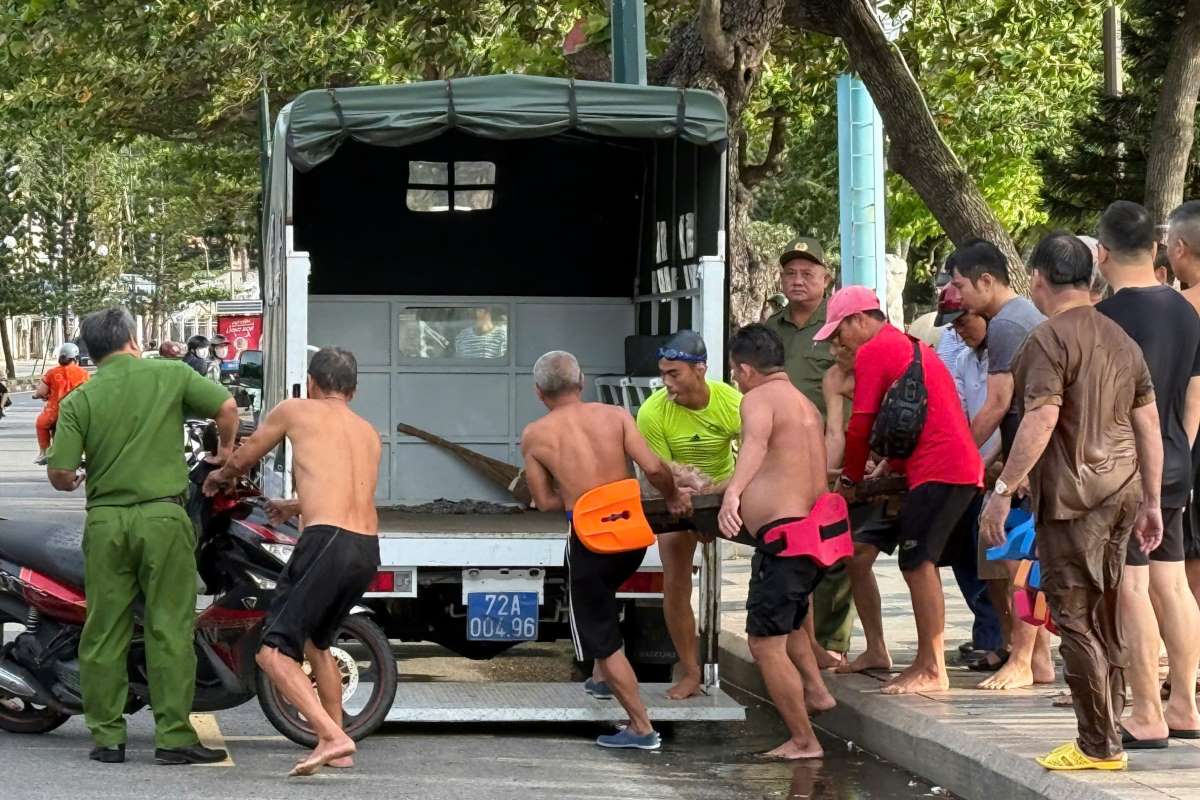 The suspected stroke victim was brought to shore, then a Ward 1 Police car assisted in taking him to the hospital for emergency treatment. Photo: Thanh An