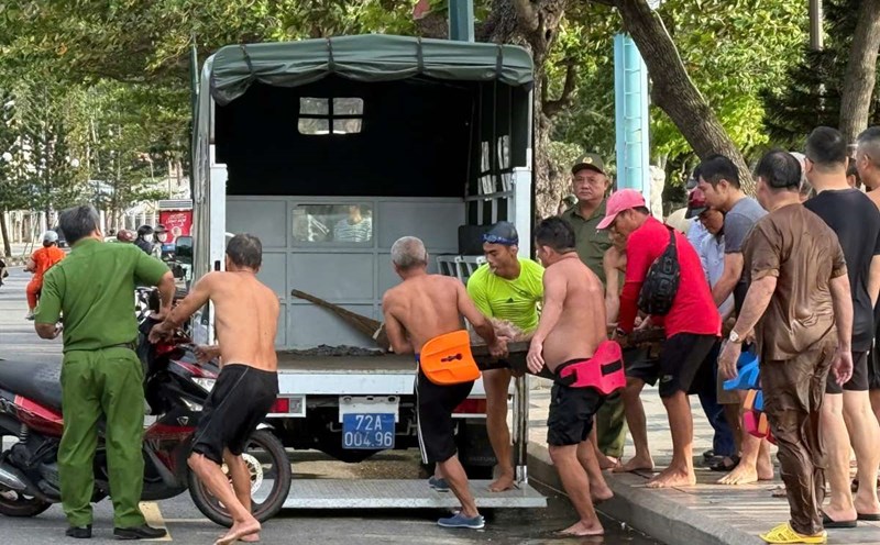 The suspected stroke victim was brought to shore, then a Ward 1 Police car assisted in taking him to the hospital for emergency treatment. Photo: Thanh An