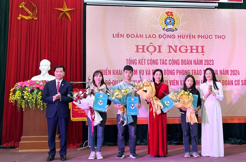 Phuc Tho District Labor Federation held a ceremony to hand over the decision to establish a grassroots union. Photo: Hanoi Labor Federation