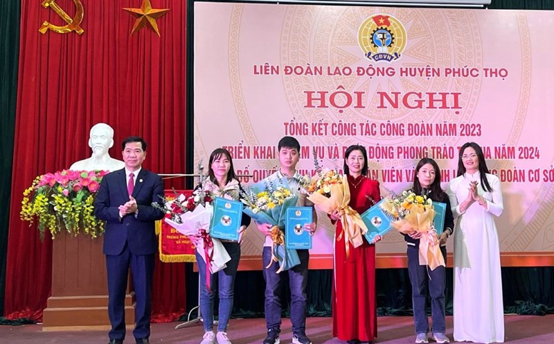 Phuc Tho District Labor Federation held a ceremony to hand over the decision to establish a grassroots union. Photo: Hanoi Labor Federation