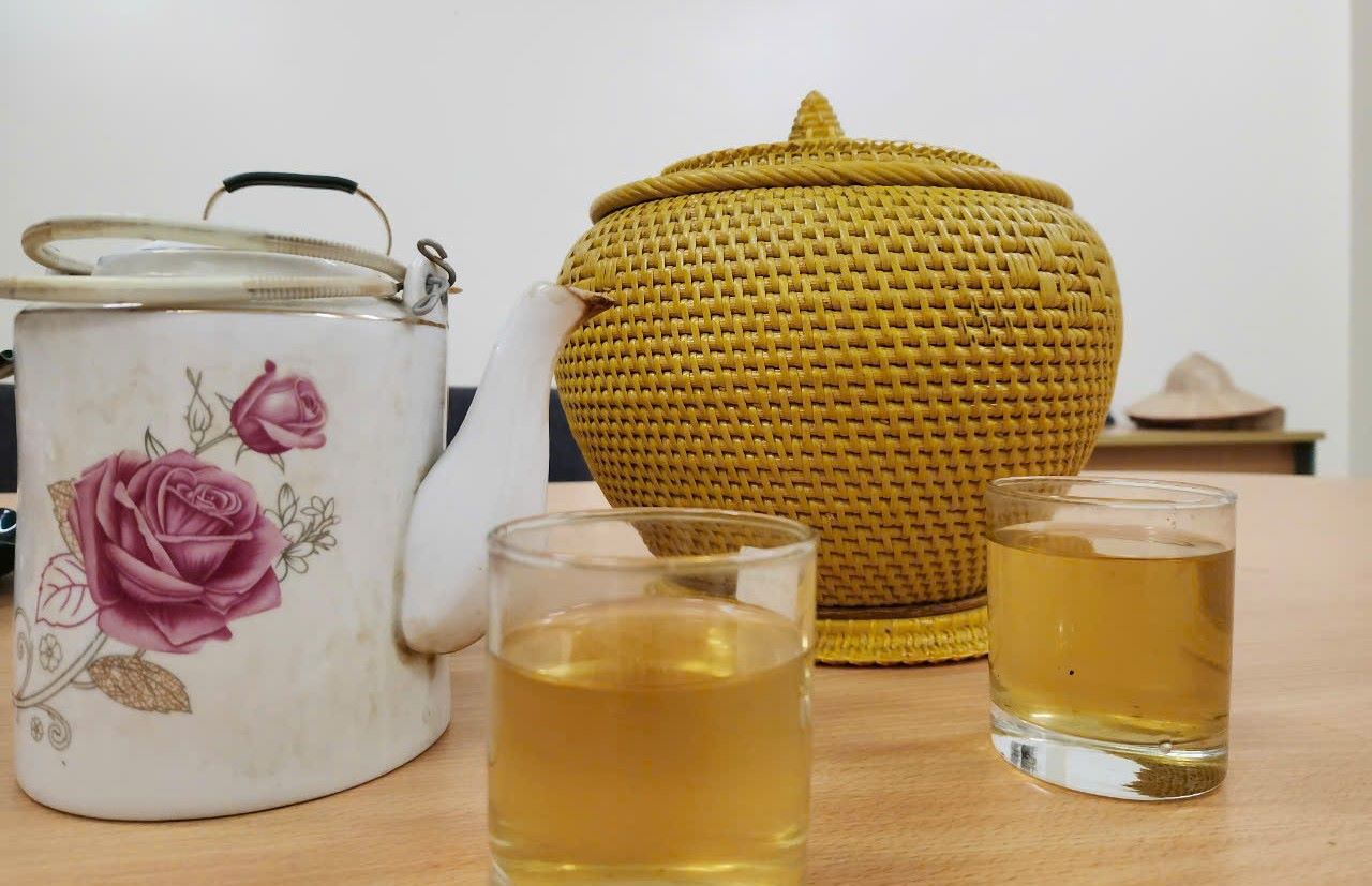 Green tea is a regular morning drink that helps us stay awake. Photo: Nhat Minh