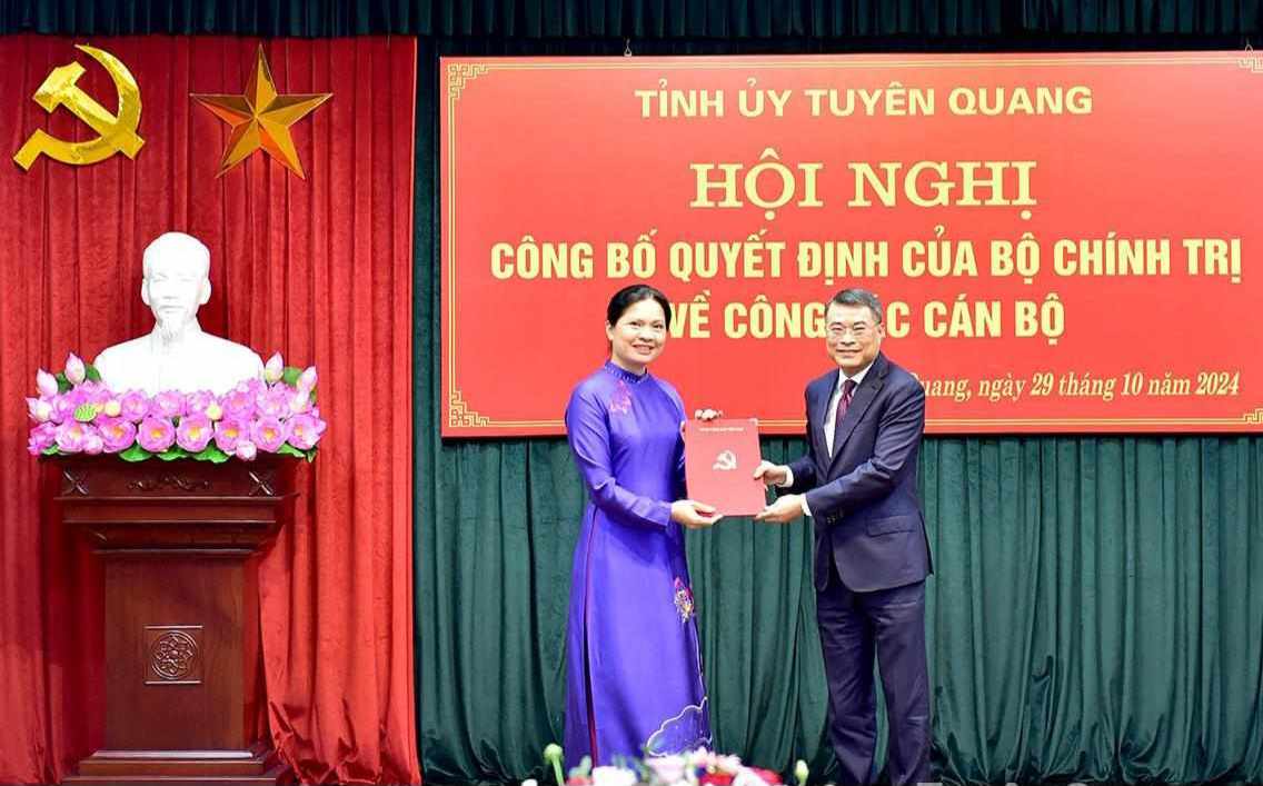 Trưởng Ban Tổ chức Trung ương Lê Minh Hưng trao quyết định cho tân Bí thư Tỉnh Tuyên Quang. Ảnh: Ngọc Hưng