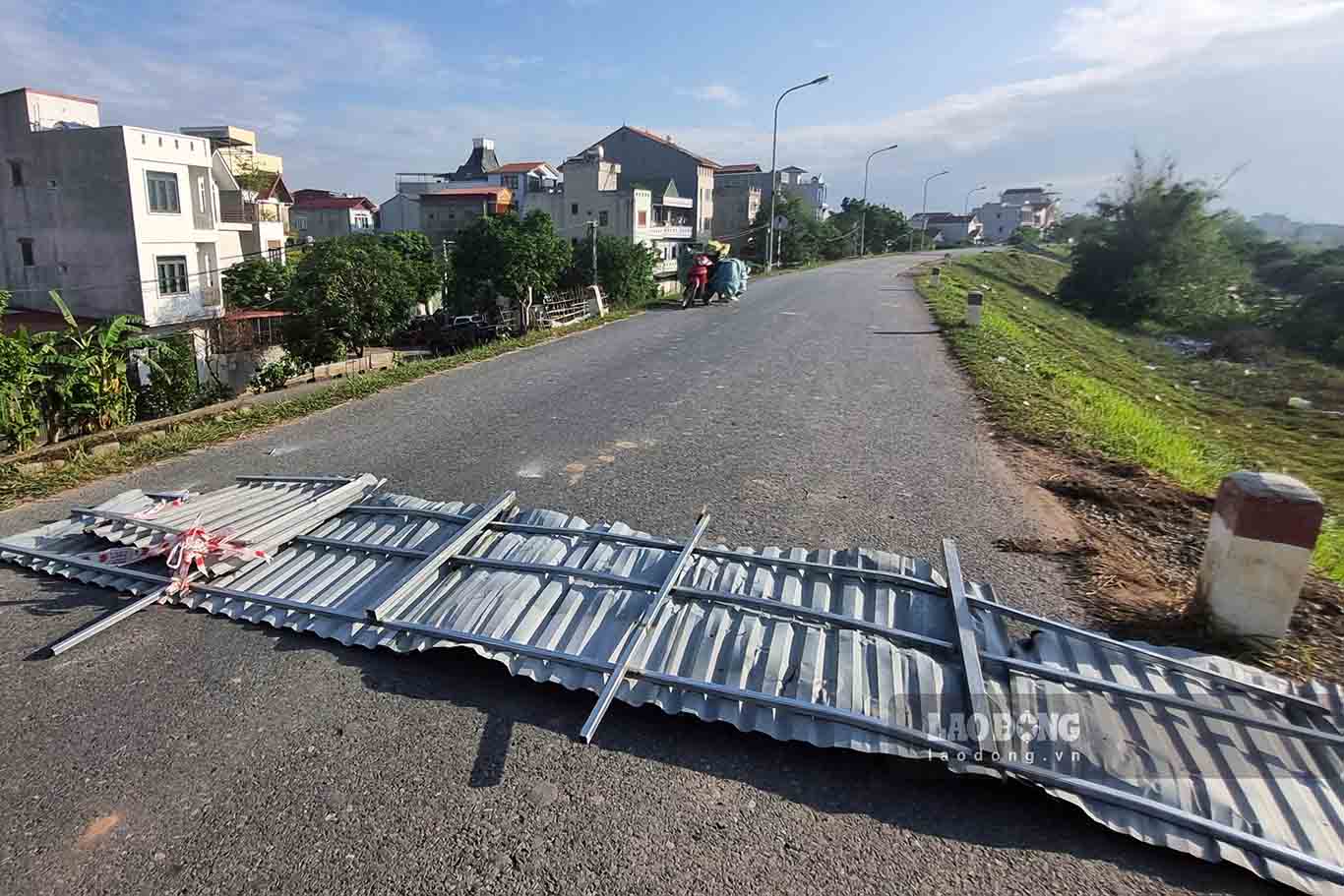 Ghi nhan chieu 29.10, tam ton rao chan de cac phuong tien khong di vao doan de sut lun da bi do. Chia se voi PV, mot can bo phuong Yen Nghia cho hay, trong ngay mai (30.10), luc luong chuc nang se dung lai rao chan chac chan hon, cam tuyet doi cac phuong tien va nguoi dan di vao khu vuc nguy hiem.