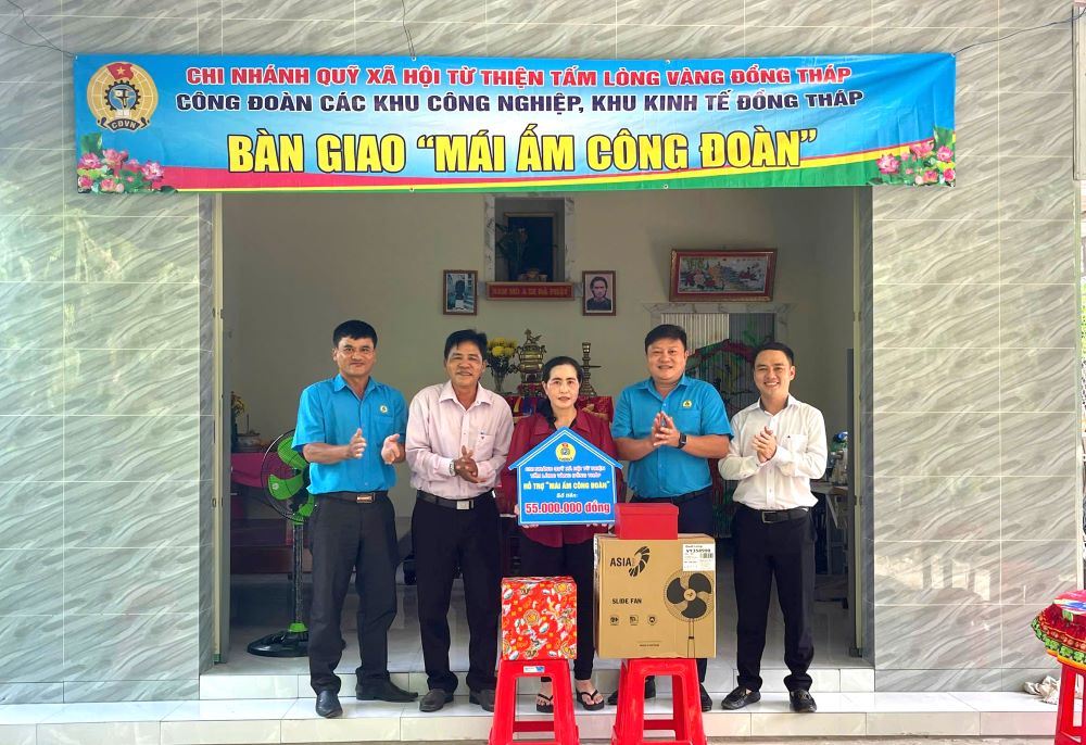 .  Dip nay, Cong doan cac khu cong nghiep, khu kinh te Dong Thap va Ban Thuong vu CDCS Cong ty TNHH Xuat nhap khau Co May da trao tang qua chuc mung gia dinh chi Nguyen Thi Nhien. Anh: Thanh Nhan