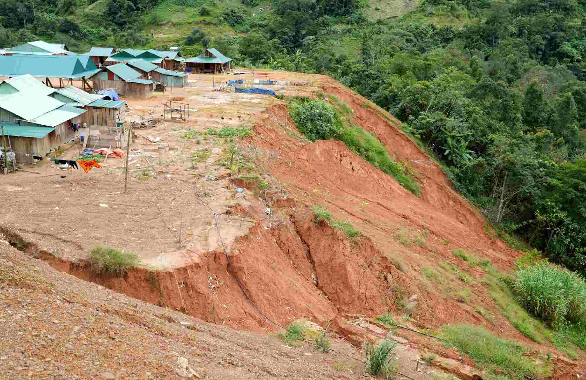 Many new landslide-prone areas have appeared in the mountainous areas of Quang Nam after the storm. Photo: Hoang Vuong